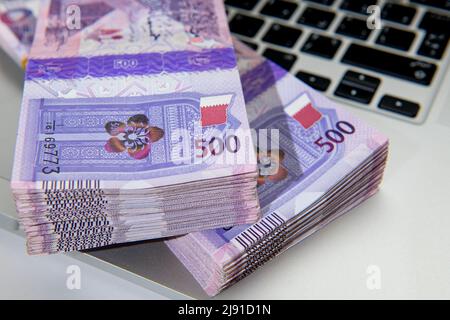 Qatar Currency Newley Startete Banknoten. Katari Riyal Notizen 500 auf isoliertem Hintergrund. Geschäfts- und Finanzkonzept Stockfoto