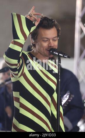 19. Mai 2022, New York, New York, USA: Sänger / Musiker HARRY STILE führt im Regen auf der â €˜todayâ €™ Show am Rockefeller Plaza. (Bild: © Nancy Kaserman/ZUMA Press Wire) Stockfoto