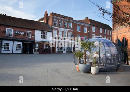 Geschäfte und Restaurants auf dem Market Place in Wokingham im Vereinigten Königreich Stockfoto