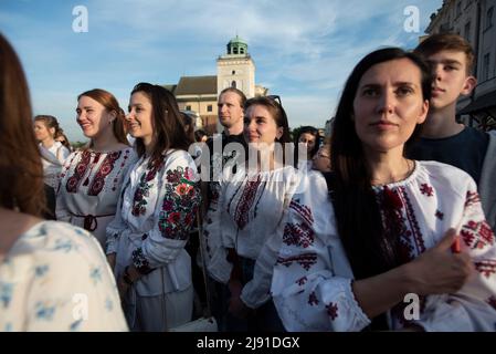 Warschau, Warschau, Polen. 19.. Mai 2022. Frauen aus der Ukraine tragen am 19. Mai 2022 in Warschau, Polen, traditionelle Hemden namens Vyschywanka. Jeden dritten Donnerstag im Mai gefeiert, ist der Wyschywanka-Tag ein internationaler Feiertag, der die ursprüngliche Volkstradition des Erschaffens und Tragens ethnisch bestickter ukrainischer Kleidung namens Vyschywanka bewahren soll. In diesem Jahr wird der Vyschywanka-Tag unter dem Motto ''Wyschywanka ist die geistige Rüstung der Ukrainer gefeiert. Die Ukraine ist die Rüstung der Welt" (Foto: © Aleksander Kalka/ZUMA Press Wire) Stockfoto