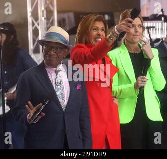 19. Mai 2022, New York, New York, USA: todayâ €™ Show Co-Hosts AL ROKER, HODA KOTB und SAVANNAH GUTHRIE Teilnahme Sänger / Musiker HARRY STILE Leistung im Regen auf der â €˜todayâ €™ Show am Rockefeller Plaza. (Bild: © Nancy Kaserman/ZUMA Press Wire) Stockfoto