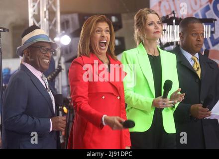 19. Mai 2022, New York, New York, USA: todayâ €™ Show Co-Hosts AL ROKER, HODA KOTB, SAVANNAH GUTHRIE und CRAIG MELVIN Teilnahme Sänger / Musiker HARRY STILE Leistung im Regen auf der â €˜todayâ €™ Show am Rockefeller Plaza. (Bild: © Nancy Kaserman/ZUMA Press Wire) Stockfoto