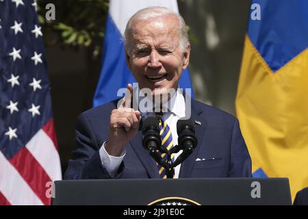 Washington, Usa. 19.. Mai 2022. US-Präsident Joe Biden, die schwedische Premierministerin Magdalena Andersson und der finnische Präsident Sauli Niinisto halten am 19. Mai 2022 im Rosengarten des Weißen Hauses in Washington, DC, kurze Bemerkungen ab. Foto von Oliver Contreras/UPI Credit: UPI/Alamy Live News Stockfoto