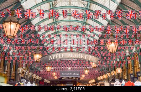 London, Großbritannien. 19. Mai 2022. Tausende von Union Jack-Flaggen hängen auf dem Covent Garden Market zum Platin-Jubiläum der Königin, anlässlich des 70.. Jahrestages der Thronbesteigung der Königin. Kredit: Vuk Valcic/Alamy Live Nachrichten Stockfoto