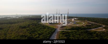 Cape Canaveral, Vereinigte Staaten von Amerika. 18. Mai 2022. Die United Launch Alliance ATLAS V-Rakete, die die Boeing CST-100 Starliner-Sonde an Bord des Space Launch Complex 41 im Vorfeld der Orbital Flight Test-2-Mission auf der Cape Canaveral Space Force Station, 18. Mai 2022 in Cape Canaveral, Florida, transportiert. Der Flight Test-2 wird der zweite ungebemundete Flugtest sein und an die Internationale Raumstation andocken. Quelle: Joel Kowsky/NASA/Alamy Live News Stockfoto