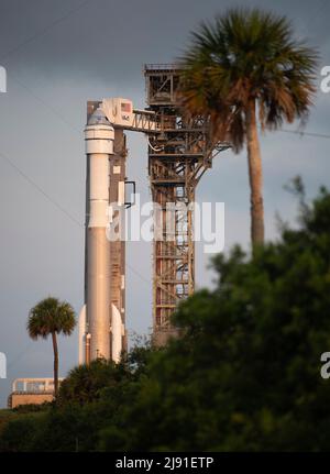 Cape Canaveral, Vereinigte Staaten von Amerika. 19. Mai 2022. Die United Launch Alliance ATLAS V-Rakete, die das Boeing CST-100 Starliner-Raumschiff an Bord des Space Launch Complex 41 trägt, startet am 19. Mai 2022 in Cape Canaveral, Florida, mit dem Countdown zur Weltraumstation Cape Canaveral. Die Orbital Flight Test-2-Mission wird zum zweiten Mal ein unbemunter Flugtest sein und an die Internationale Raumstation andocken. Quelle: Joel Kowsky/NASA/Alamy Live News Stockfoto