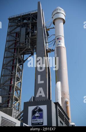 Cape Canaveral, Vereinigte Staaten von Amerika. 18. Mai 2022. Die United Launch Alliance ATLAS V-Rakete, die das Raumschiff Boeing CST-100 Starliner an Bord trägt, nachdem sie von der Vertical Integration Facility im Space Launch Complex 41 in Vorbereitung auf den Start am 18. Mai 2022 in Cape Canaveral, Florida, gestartet wurde. Der Orbital Flight Test-2 wird der zweite ungebemundete Flugtest sein und an die Internationale Raumstation andocken und voraussichtlich am 19.. Mai starten. Quelle: Joel Kowsky/NASA/Alamy Live News Stockfoto