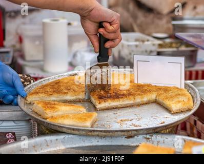 Knafeh oder Kataif traditionelle nahöstliche Wüste auf einem Tablett Stockfoto