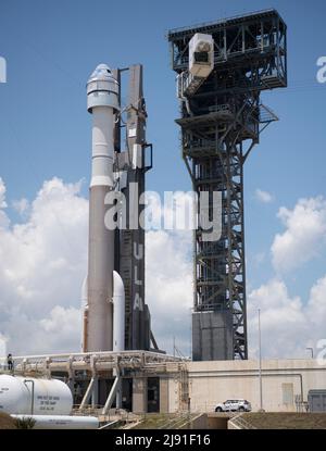 Cape Canaveral, Vereinigte Staaten von Amerika. 18. Mai 2022. Der Zugangsarm der Besatzung schwingt sich auf der United Launch Alliance ATLAS V-Rakete, die das Raumschiff Boeing CST-100 Starliner an Bord des Space Launch Complex 41 trägt, während es sich auf den Start am 18. Mai 2022 in Cape Canaveral, Florida, vorbereitet. Der Orbital Flight Test-2 wird der zweite ungebemundete Flugtest sein und an die Internationale Raumstation andocken und voraussichtlich am 19.. Mai starten. Quelle: Joel Kowsky/NASA/Alamy Live News Stockfoto