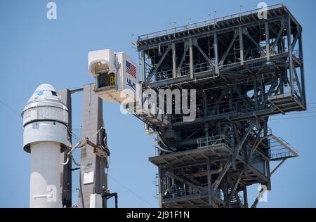 Cape Canaveral, Vereinigte Staaten von Amerika. 18. Mai 2022. Der an der United Launch Alliance ATLAS V-Rakete befestigte Zugangsarm der Besatzung, der das Raumschiff Boeing CST-100 Starliner an Bord des Space Launch Complex 41 transportiert, der sich auf den Start vorbereitet, am 18. Mai 2022 in Cape Canaveral, Florida. Der Orbital Flight Test-2 wird der zweite ungebemundete Flugtest sein und an die Internationale Raumstation andocken und voraussichtlich am 19.. Mai starten. Quelle: Joel Kowsky/NASA/Alamy Live News Stockfoto