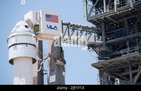 Cape Canaveral, Vereinigte Staaten von Amerika. 18. Mai 2022. Der an der United Launch Alliance ATLAS V-Rakete befestigte Zugangsarm der Besatzung, der das Raumschiff Boeing CST-100 Starliner an Bord des Space Launch Complex 41 transportiert, der sich auf den Start vorbereitet, am 18. Mai 2022 in Cape Canaveral, Florida. Der Orbital Flight Test-2 wird der zweite ungebemundete Flugtest sein und an die Internationale Raumstation andocken und voraussichtlich am 19.. Mai starten. Quelle: Joel Kowsky/NASA/Alamy Live News Stockfoto