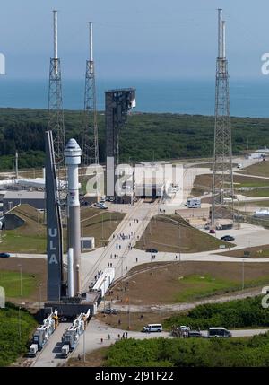 Cape Canaveral, Vereinigte Staaten von Amerika. 18. Mai 2022. Die United Launch Alliance ATLAS V-Rakete, die das Raumschiff Boeing CST-100 Starliner an Bord trägt, rollt aus der Vertical Integration Facility beim Space Launch Complex 41 in Vorbereitung auf den Start am 18. Mai 2022 in Cape Canaveral, Florida, aus. Der Orbital Flight Test-2 wird der zweite ungebemundete Flugtest sein und an die Internationale Raumstation andocken und voraussichtlich am 19.. Mai starten. Quelle: Joel Kowsky/NASA/Alamy Live News Stockfoto