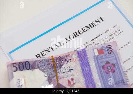 Mietvertrag für die Einreichung in und Schlüssel mit Qatar Bank Note 500 Riyal. Stockfoto