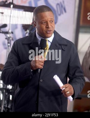 19. Mai 2022, New York, New York, USA: todayâ €™ Show Co-Host CRAIG MELVIN besucht Sänger / Musiker HARRY STILE Leistung im Regen auf der â €˜todayâ €™ Show am Rockefeller Plaza statt. (Bild: © Nancy Kaserman/ZUMA Press Wire) Stockfoto