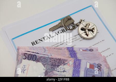 Mietvertrag für die Einreichung in und Schlüssel mit Qatar Bank Note 500 Riyal. Stockfoto