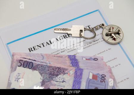 Mietvertrag für die Einreichung in und Schlüssel mit Qatar Bank Note 500 Riyal. Stockfoto