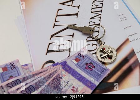 Mietvertrag für die Einreichung in und Schlüssel mit Qatar Bank Note 500 Riyal. Stockfoto