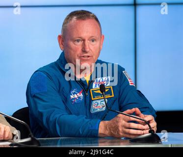 Cape Canaveral, Vereinigte Staaten von Amerika. 18. Mai 2022. NASA-Astronaut Barry „Butch“ Wilmore beantwortet eine Frage während einer Pressekonferenz vor dem Start der United Launch Alliance ATLAS V-Rakete, die das Raumschiff Boeing CST-100 Starliner am 18. Mai 2022 im Kennedy Space Center in Cape Canaveral, Florida, an Bord trägt. Der Orbital Flight Test-2 wird der zweite ungebemundete Flugtest sein und an die Internationale Raumstation andocken und voraussichtlich am 19.. Mai starten. Quelle: Joel Kowsky/NASA/Alamy Live News Stockfoto