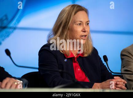 Cape Canaveral, Vereinigte Staaten von Amerika. 18. Mai 2022. Janet Petro, Direktorin des NASA Kennedy Space Center, beantwortet eine Frage während einer Pressekonferenz vor dem Start der United Launch Alliance ATLAS V Rakete, die die Boeing CST-100 Starliner-Sonde am 18. Mai 2022 im Kennedy Space Center in Cape Canaveral, Florida, an Bord trägt. Der Orbital Flight Test-2 wird der zweite ungebemundete Flugtest sein und an die Internationale Raumstation andocken und voraussichtlich am 19.. Mai starten. Quelle: Joel Kowsky/NASA/Alamy Live News Stockfoto