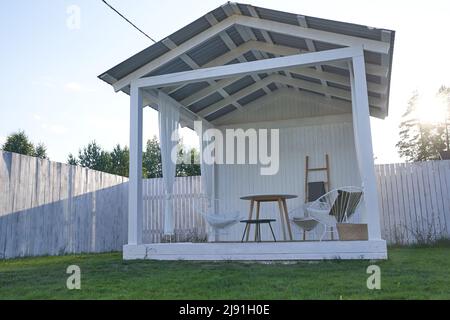 Weißer Holzpavillon im Sommergarten. Lieblingsurlaubsort der Menschen. Hochwertige Fotos Stockfoto