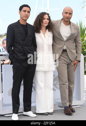 Cannes, Frankreich. 19.. Mai 2022. Der französische Schauspieler Adam Bessa, die Produzentin Julie Viez und der amerikanische Produzent Lofty Nathan nehmen am Donnerstag, den 19. Mai 2022, am Fotoaufruf für Harka im Palais des Festivals bei den Filmfestspielen von Cannes 75., Frankreich, Teil. Foto von Rune Hellestad/ Credit: UPI/Alamy Live News Stockfoto