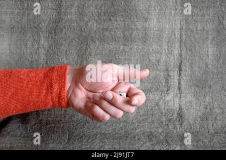 Männliche Hand, Würfelwerfen, Nahaufnahme, Kopierraum. Brettspiele. Selektiver Fokus. Stockfoto