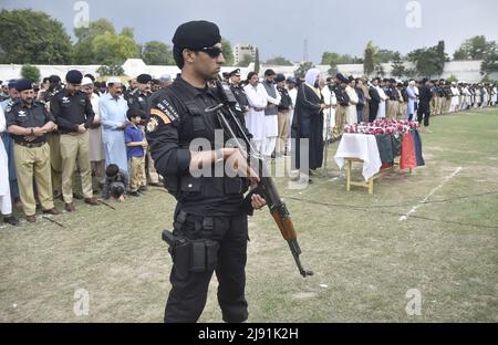 Peshawar, Pakistan. 19.. Mai 2022. Am 19. Mai 2022 nehmen Menschen an der Beerdigung eines Polizisten in Peschawar, Pakistan, Teil. Zwei Polizisten, darunter ein Offizier, wurden am Donnerstag bei einem Terroranschlag in Pakistans nordwestlicher Provinz Khyber Pakhtunkhwa getötet, sagten Polizei- und Rettungsteams. Quelle: Saeed Ahmad/Xinhua/Alamy Live News Stockfoto