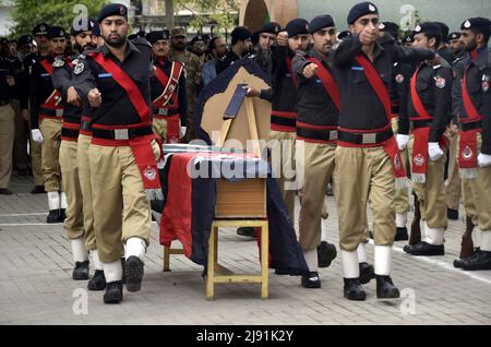 Peshawar, Pakistan. 19.. Mai 2022. Polizisten nehmen am 19. Mai 2022 an einer Beerdigung ihres Kollegen in Peschawar, Pakistan, Teil. Zwei Polizisten, darunter ein Offizier, wurden am Donnerstag bei einem Terroranschlag in Pakistans nordwestlicher Provinz Khyber Pakhtunkhwa getötet, sagten Polizei- und Rettungsteams. Quelle: Saeed Ahmad/Xinhua/Alamy Live News Stockfoto