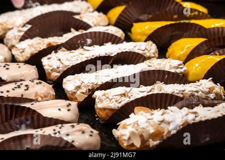 Süße leckere Kuchen im Fenster eines gemütlichen Cafés Stockfoto