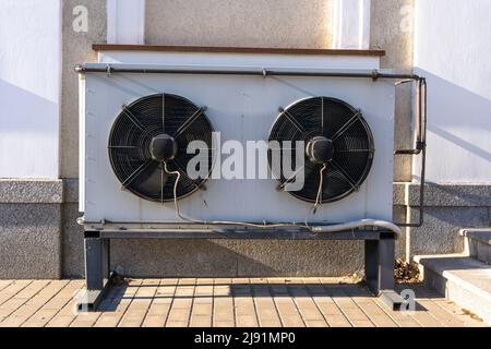 Klimaanlage an der Fassade der Gebäudekühlventilatoren Stockfoto