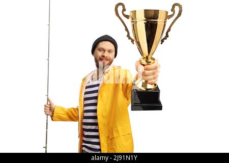 Glücklicher junger Fischer, der eine Angelrute hält und einen goldenen Pokal auf weißem Hintergrund zeigt Stockfoto