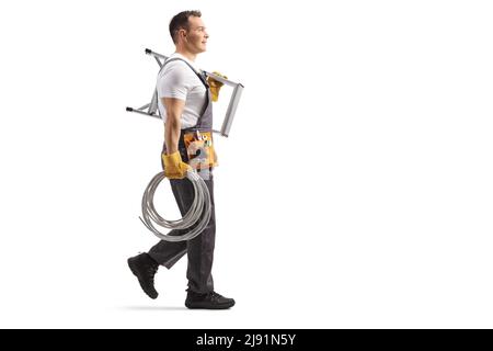 Elektriker, der auf weißem Hintergrund Kabel und Leiter laufen und tragen kann Stockfoto