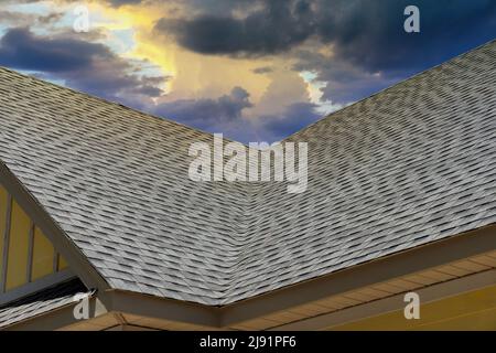 Dachkonstruktion auf Dach bedeckt Asphalt Schindeln Dachkonstruktion neues Haus Stockfoto