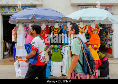 Menschen mit Gesichtsmasken gehen auf einer Straße in Campeche Mexiko , Covid-19 Pandemie Stockfoto