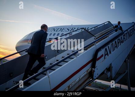 Amsterdam, Niederlande. 19.. Mai 2022. Bundeskanzler Olaf Scholz (SPD) geht nach seinem Besuch in Den Haag die Gangway zum Airbus A340 am Flughafen Amsterdam Schiphol hinauf. Quelle: Kay Nietfeld/dpa/Alamy Live News Stockfoto