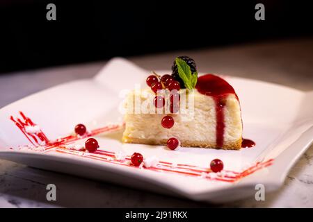 Ein zarter Sommerdessert. Tiramisu-Kuchen mit Preiselbeeren. Stockfoto