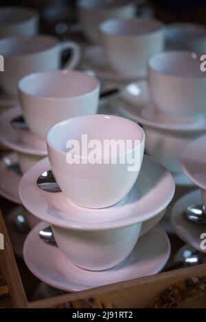 Viele Reihen von weißen Tassen oder Tassen für Kaffee und Tee stehen übereinander Stockfoto