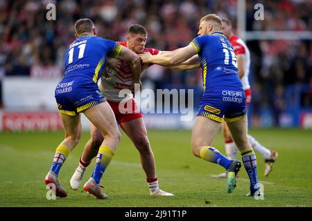 St Helens' Morgan Knowles wird vom Ben Currie von Warrington Wolves während des Matches der Betfred Super League im Halliwell Jones Stadium, Warrington, angegangen. Bilddatum: Donnerstag, 19. Mai 2022. Stockfoto