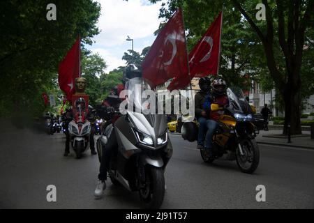 Sultanahmet Square. Türkei, 19/05/2022, Türkisches Urlaubsmotorrad feiert Fahrer, Sport und Atatürks Vermächtnis von Istanbul bis Istanbul zogen die vom Gouvernement und der Stadtgemeinde organisierten Veranstaltungen den ganzen Tag über Menschenmengen an. Zu den Aktivitäten in der ganzen Stadt gehörten Konzerte von Studenten von Musikschulen, Stuntshows von jungen Kampfkünstlern und 1.919 junge Tänzer, die auf dem Sultanahmet-Platz den in der Westtürkei beliebten Volkstanz harmandalı aufführten. Eine große Anzahl junger Radfahrer besuchte auch eine Tour durch Istanbul mit dem Titel „Youth follows the stacks of ATA“ (eine verkürzte Form von Atatürk) Stockfoto