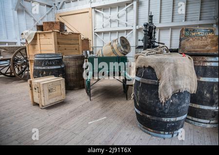 Farbenfrohes Bild des Gebäudes des Eisenbahnwarenladens aus der viktorianischen Zeit im 1900 Blists Hill Victorian Town Living Museum Stockfoto