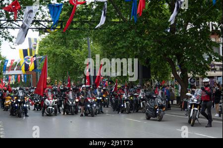 Sultanahmet Square. Türkei, 19/05/2022, Türkisches Urlaubsmotorrad feiert Fahrer, Sport und Atatürks Vermächtnis von Istanbul bis Istanbul zogen die vom Gouvernement und der Stadtgemeinde organisierten Veranstaltungen den ganzen Tag über Menschenmengen an. Zu den Aktivitäten in der ganzen Stadt gehörten Konzerte von Studenten von Musikschulen, Stuntshows von jungen Kampfkünstlern und 1.919 junge Tänzer, die auf dem Sultanahmet-Platz den in der Westtürkei beliebten Volkstanz harmandalı aufführten. Eine große Anzahl junger Radfahrer besuchte auch eine Tour durch Istanbul mit dem Titel „Youth follows the stacks of ATA“ (eine verkürzte Form von Atatürk) Stockfoto