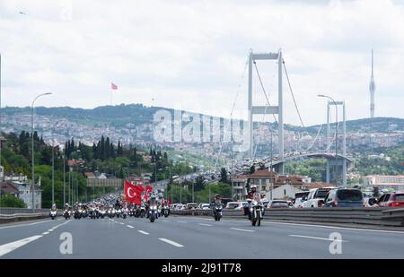 Sultanahmet Square. Türkei, 19/05/2022, Türkisches Urlaubsmotorrad feiert Fahrer, Sport und Atatürks Vermächtnis von Istanbul bis Istanbul zogen die vom Gouvernement und der Stadtgemeinde organisierten Veranstaltungen den ganzen Tag über Menschenmengen an. Zu den Aktivitäten in der ganzen Stadt gehörten Konzerte von Studenten von Musikschulen, Stuntshows von jungen Kampfkünstlern und 1.919 junge Tänzer, die auf dem Sultanahmet-Platz den in der Westtürkei beliebten Volkstanz harmandalı aufführten. Eine große Anzahl junger Radfahrer besuchte auch eine Tour durch Istanbul mit dem Titel „Youth follows the stacks of ATA“ (eine verkürzte Form von Atatürk) Stockfoto