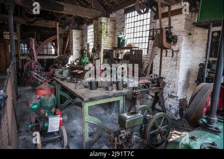 Farbenfrohe Bilder einer verlassenen Werkstatt im 1900 Blists Hill Victorian Town Living Museum Stockfoto