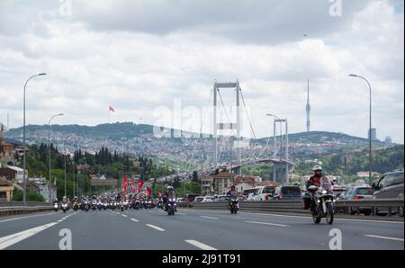 Sultanahmet Square. Türkei, 19/05/2022, Türkisches Urlaubsmotorrad feiert Fahrer, Sport und Atatürks Vermächtnis von Istanbul bis Istanbul zogen die vom Gouvernement und der Stadtgemeinde organisierten Veranstaltungen den ganzen Tag über Menschenmengen an. Zu den Aktivitäten in der ganzen Stadt gehörten Konzerte von Studenten von Musikschulen, Stuntshows von jungen Kampfkünstlern und 1.919 junge Tänzer, die auf dem Sultanahmet-Platz den in der Westtürkei beliebten Volkstanz harmandalı aufführten. Eine große Anzahl junger Radfahrer besuchte auch eine Tour durch Istanbul mit dem Titel „Youth follows the stacks of ATA“ (eine verkürzte Form von Atatürk) Stockfoto