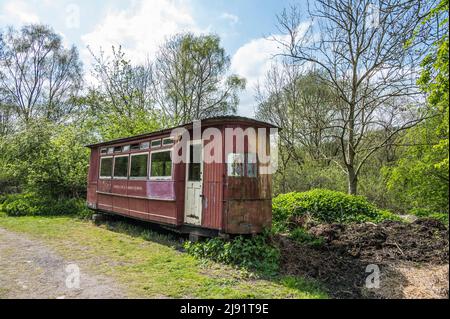 Farbenfrohe Bilder des verlassenen Canalside-Eisenbahnwagens im 1900 Blists Hill Victorian Town Living Museum Stockfoto