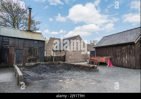 Farbenfrohe Bilder des verlassenen Hofgebäudes der Kohlehändler im 1900 Blists Hill Victorian Town Living Museum Stockfoto