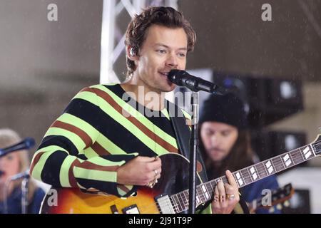 NEW YORK - MAI 19: Sänger Harry Styles tritt am 19. Mai 2022 in New York City auf der "TODAY" Show von NBC auf dem Rockefeller Plaza auf. Stockfoto