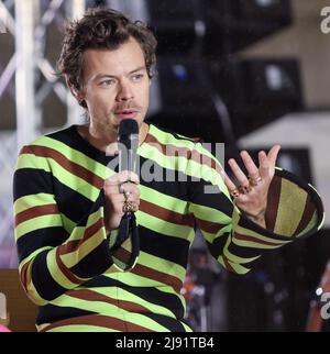 NEW YORK - MAI 19: Sänger Harry Styles auf der Bühne während der NBC 'TODAY' Show am Rockefeller Plaza am 19. Mai 2022 in New York City. Stockfoto