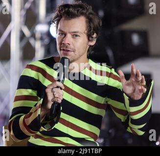 NEW YORK - MAI 19: Sänger Harry Styles auf der Bühne während der NBC 'TODAY' Show am Rockefeller Plaza am 19. Mai 2022 in New York City. Stockfoto