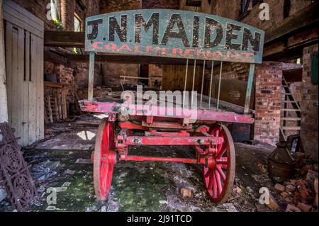 Farbenfrohe Bilder der verlassenen Ziegelgebäude im 1900 Blists Hill Victorian Town Living Museum Stockfoto